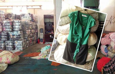 Tangan kedua pakaian berwarna digunakan pakaian grosir kain dengan kapas tinggi dan harga rendah